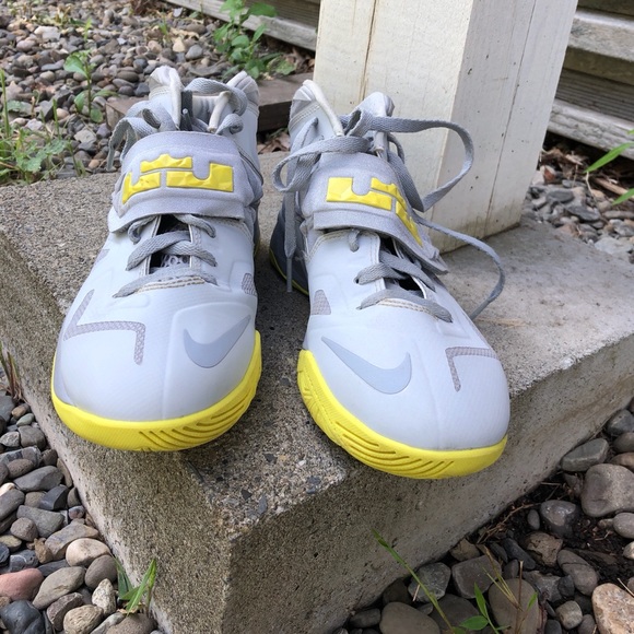 Nike youth 6.5 basketball sneakers grey and yellow - Picture 2 of 8